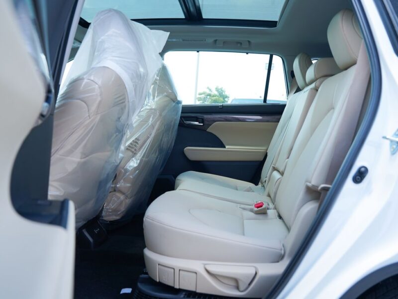 2025 Toyota Highlander 2.5-liter 4-cylinder Hybrid Engine White Beige SUV GCC Specs