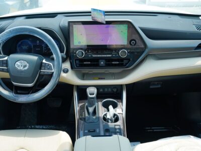 2025 Toyota Highlander 2.5-liter 4-cylinder Hybrid Engine White Beige SUV GCC Specs