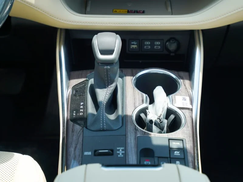 2025 Toyota Highlander 2.5-liter 4-cylinder Hybrid Engine White Beige SUV GCC Specs