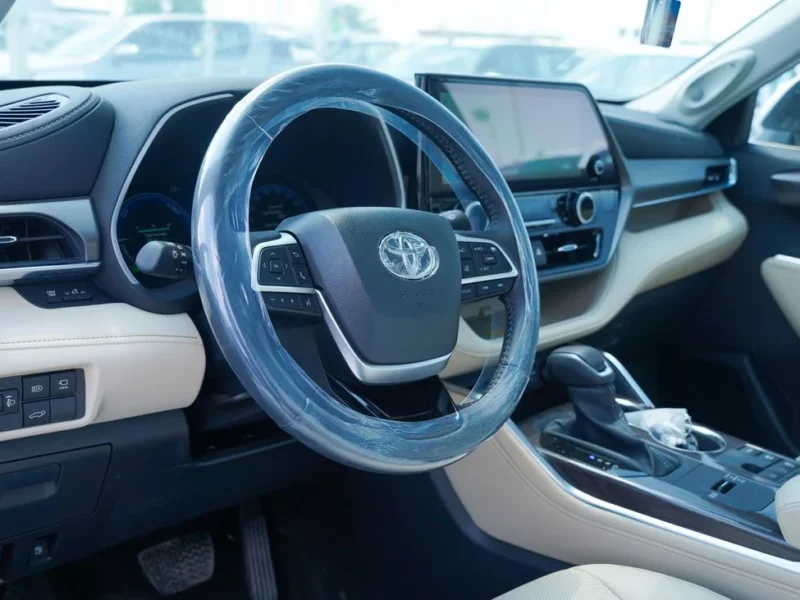 2025 Toyota Highlander 2.5-liter 4-cylinder Hybrid Engine White Beige SUV GCC Specs