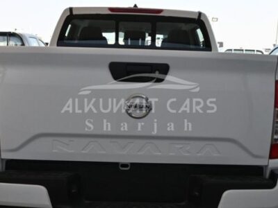 2023 Nissan Navara 2.5 Petrol LE 4x4 MT DC Plus 2.5L 4-cylinder petrol Engine White Black