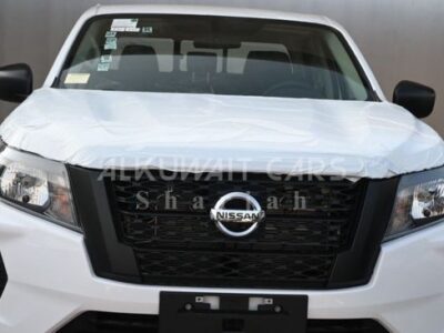 2023 Nissan Navara 2.5 Petrol LE 4x4 MT DC Plus 2.5L 4-cylinder petrol Engine White Black