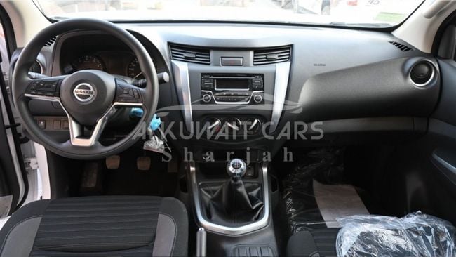 2023 Nissan Navara 2.5 Petrol LE 4x4 MT DC Plus 2.5L 4-cylinder petrol Engine White Black