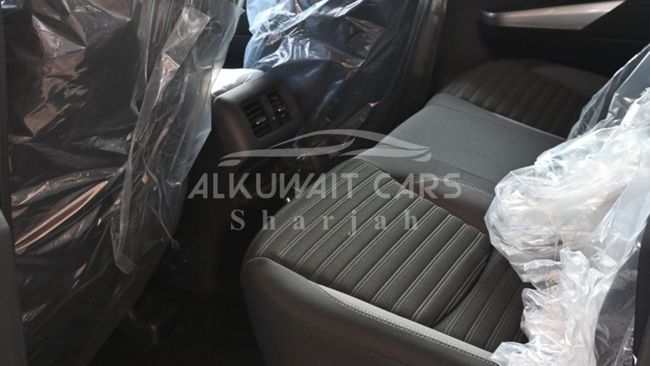 2023 Nissan Navara 2.5 Petrol LE 4x4 MT DC Plus 2.5L 4-cylinder petrol Engine White Black