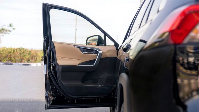 2024 Toyota RAV4 2.5 Litres 4 Cylinder Hybrid Engine Black Beige SUV Automatic