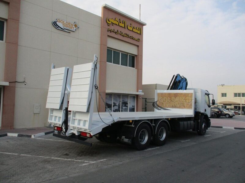 Renault KERAX 380 6x4 BONFIGLIOLI P15000M3 Crane 6 Cylinders Emgine White 2011