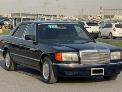 1991 Mercedes-Benz 300SE 3.0-liter inline-six-cylinder Petrol Engine Black Blue Sedan