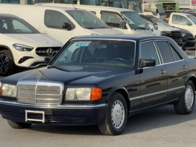 1991 Mercedes-Benz 300SE 3.0-liter inline-six-cylinder Petrol Engine Black Blue Sedan