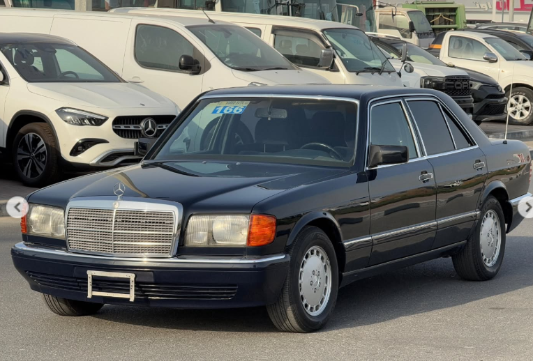 1991 Mercedes-Benz 300SE 3.0-liter inline-six-cylinder Petrol Engine Black Blue Sedan