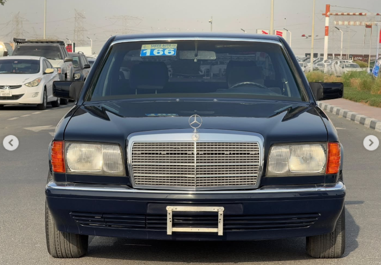 1991 Mercedes-Benz 300SE 3.0-liter inline-six-cylinder Petrol Engine Black Blue Sedan