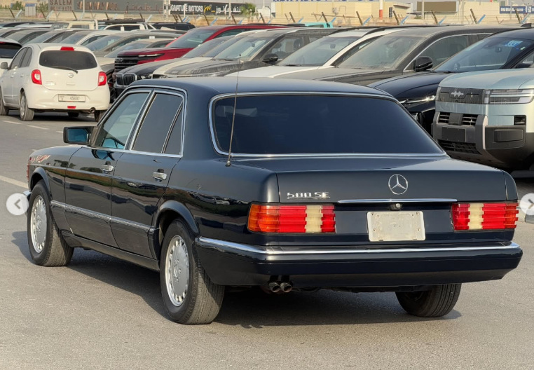 1991 Mercedes-Benz 300SE 3.0-liter inline-six-cylinder Petrol Engine Black Blue Sedan