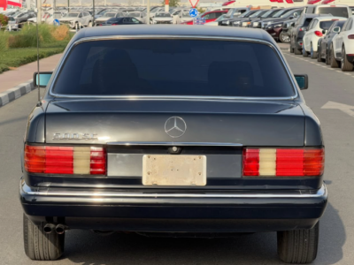 1991 Mercedes-Benz 300SE 3.0-liter inline-six-cylinder Petrol Engine Black Blue Sedan