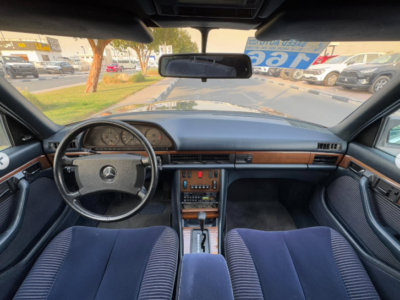 1991 Mercedes-Benz 300SE 3.0-liter inline-six-cylinder Petrol Engine Black Blue Sedan