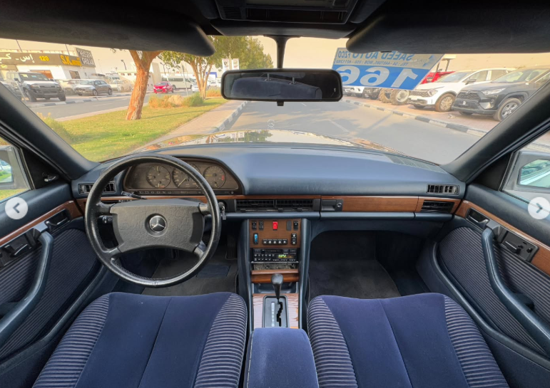 1991 Mercedes-Benz 300SE 3.0-liter inline-six-cylinder Petrol Engine Black Blue Sedan