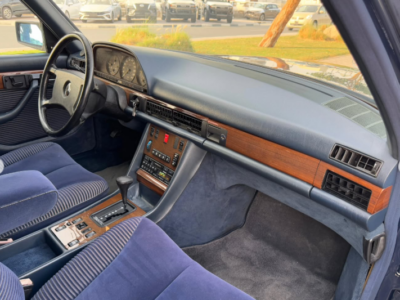 1991 Mercedes-Benz 300SE 3.0-liter inline-six-cylinder Petrol Engine Black Blue Sedan