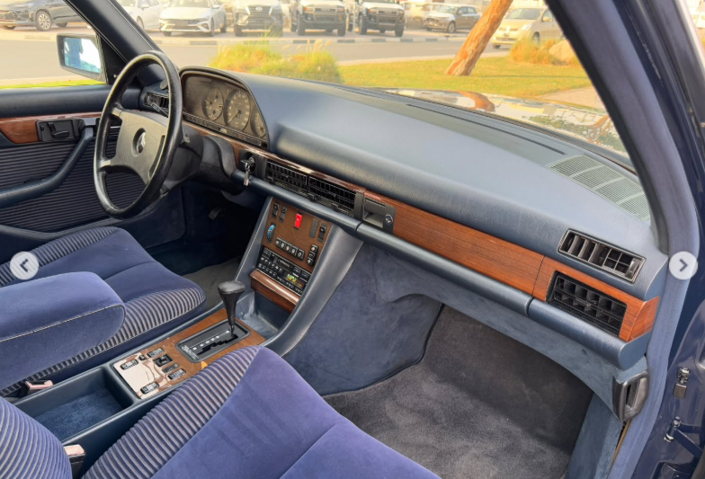 1991 Mercedes-Benz 300SE 3.0-liter inline-six-cylinder Petrol Engine Black Blue Sedan