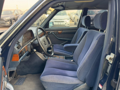 1991 Mercedes-Benz 300SE 3.0-liter inline-six-cylinder Petrol Engine Black Blue Sedan