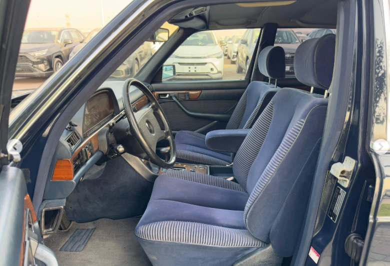 1991 Mercedes-Benz 300SE 3.0-liter inline-six-cylinder Petrol Engine Black Blue Sedan