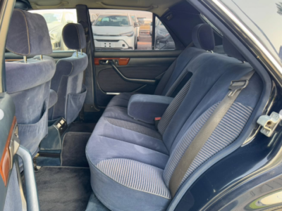 1991 Mercedes-Benz 300SE 3.0-liter inline-six-cylinder Petrol Engine Black Blue Sedan