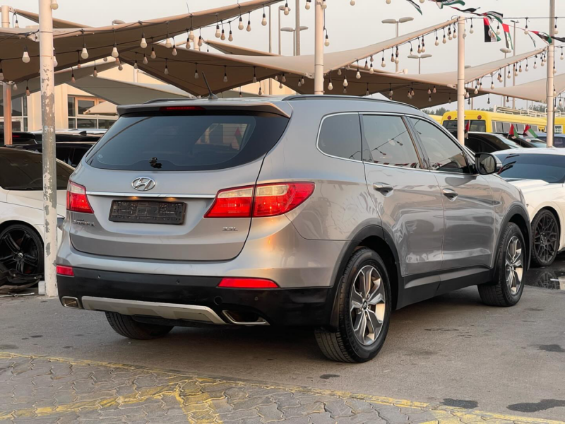 2015 Hyundai Santa Fe 2.4 Litres 4 Cylinders Petrol Engine Grey SUV GCC Specs