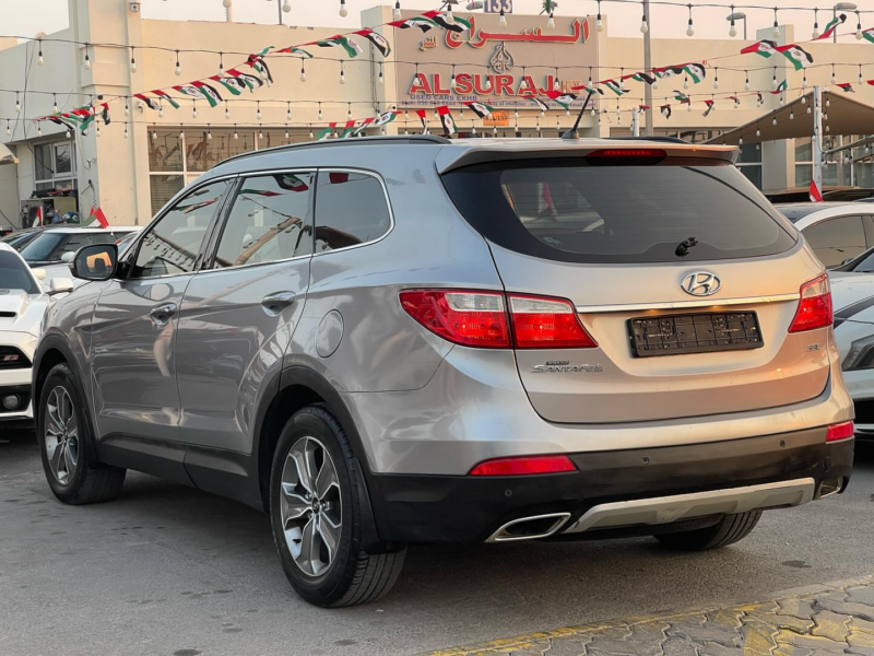 2015 Hyundai Santa Fe 2.4 Litres 4 Cylinders Petrol Engine Grey SUV GCC Specs