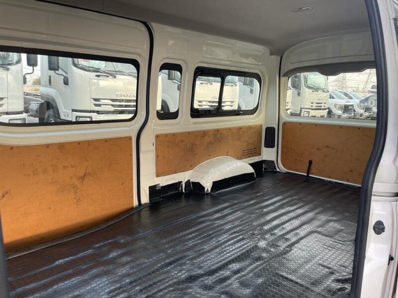 2019 Toyota HiAce 2.8 Litres 4-cylinder Turbo Diesel Engine White Grey Van Automatic