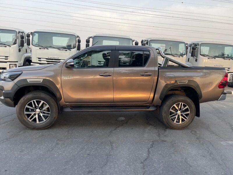 2020 Toyota Hilux SR5 Dual Cab 2.8 Litre 4 Cylinder Turbo Diesel Engine Bronze Black Pickup Truck
