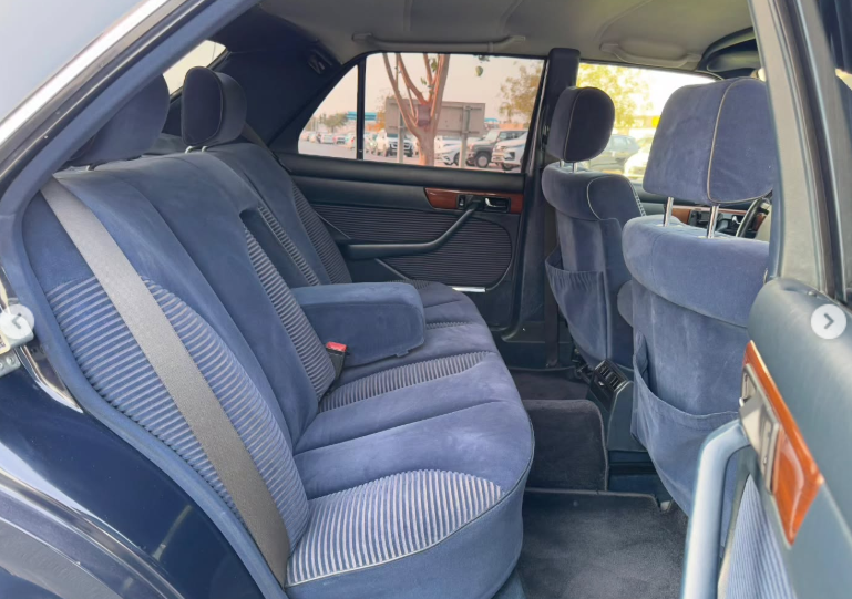 1991 Mercedes-Benz 300SE 3.0-liter inline-six Petrol Engine Black Blue Luxury Sedan