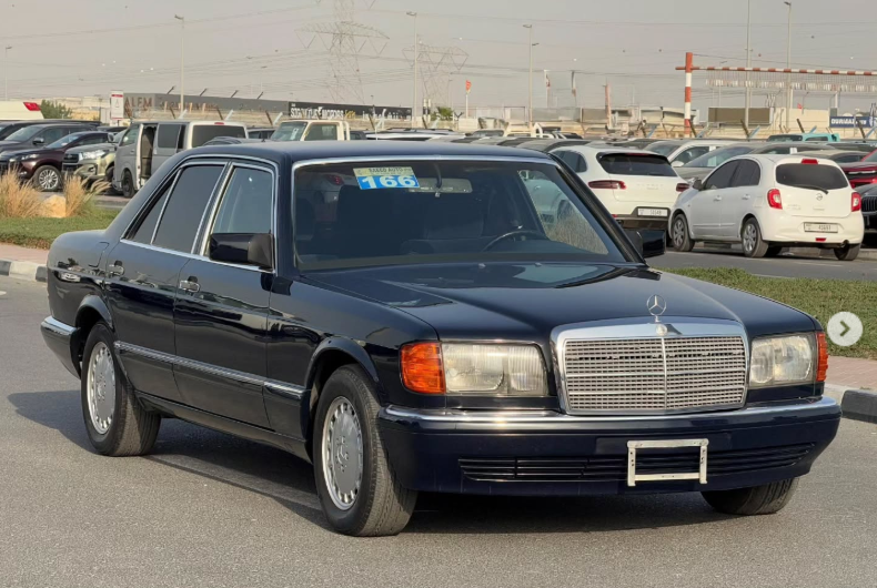 1991 Mercedes-Benz 300SE 3.0-liter inline-six Petrol Engine Black Blue Luxury Sedan