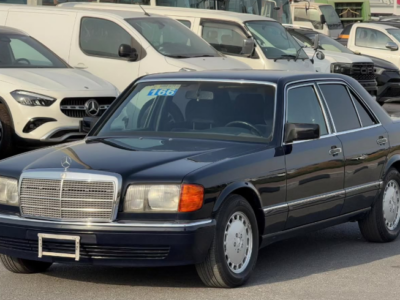 1991 Mercedes-Benz 300SE 3.0-liter inline-six Petrol Engine Black Blue Luxury Sedan