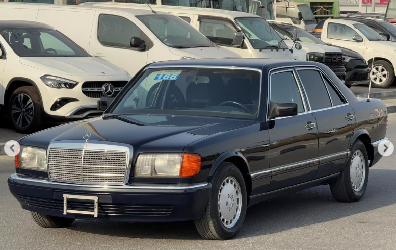 1991 Mercedes-Benz 300SE 3.0-liter inline-six Petrol Engine Black Blue Luxury Sedan