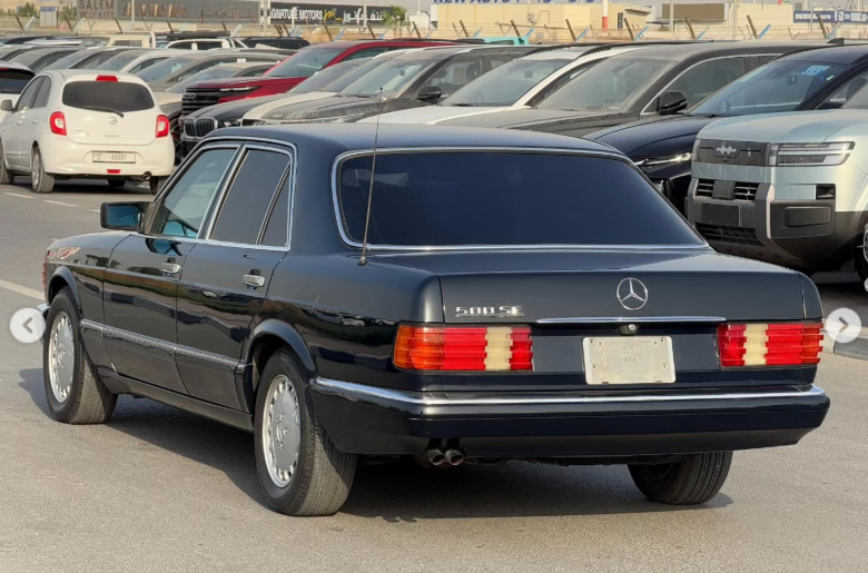 1991 Mercedes-Benz 300SE 3.0-liter inline-six Petrol Engine Black Blue Luxury Sedan