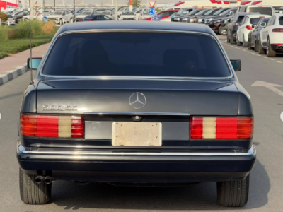 1991 Mercedes-Benz 300SE 3.0-liter inline-six Petrol Engine Black Blue Luxury Sedan