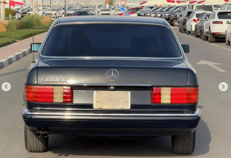 1991 Mercedes-Benz 300SE 3.0-liter inline-six Petrol Engine Black Blue Luxury Sedan
