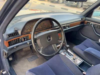 1991 Mercedes-Benz 300SE 3.0-liter inline-six Petrol Engine Black Blue Luxury Sedan