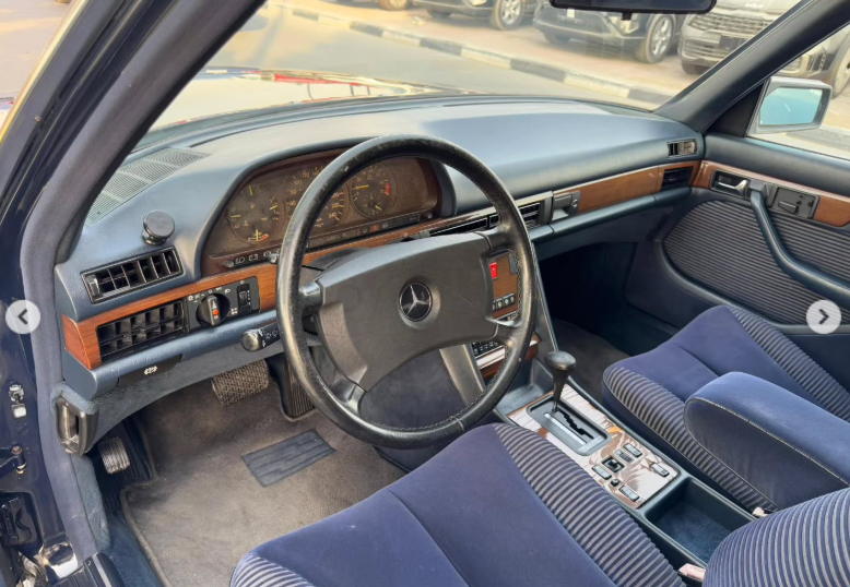 1991 Mercedes-Benz 300SE 3.0-liter inline-six Petrol Engine Black Blue Luxury Sedan