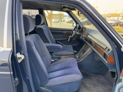 1991 Mercedes-Benz 300SE 3.0-liter inline-six Petrol Engine Black Blue Luxury Sedan