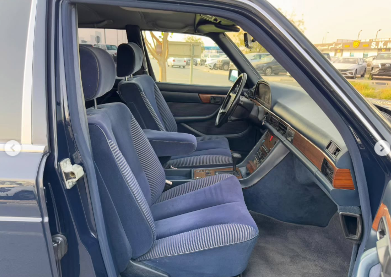 1991 Mercedes-Benz 300SE 3.0-liter inline-six Petrol Engine Black Blue Luxury Sedan