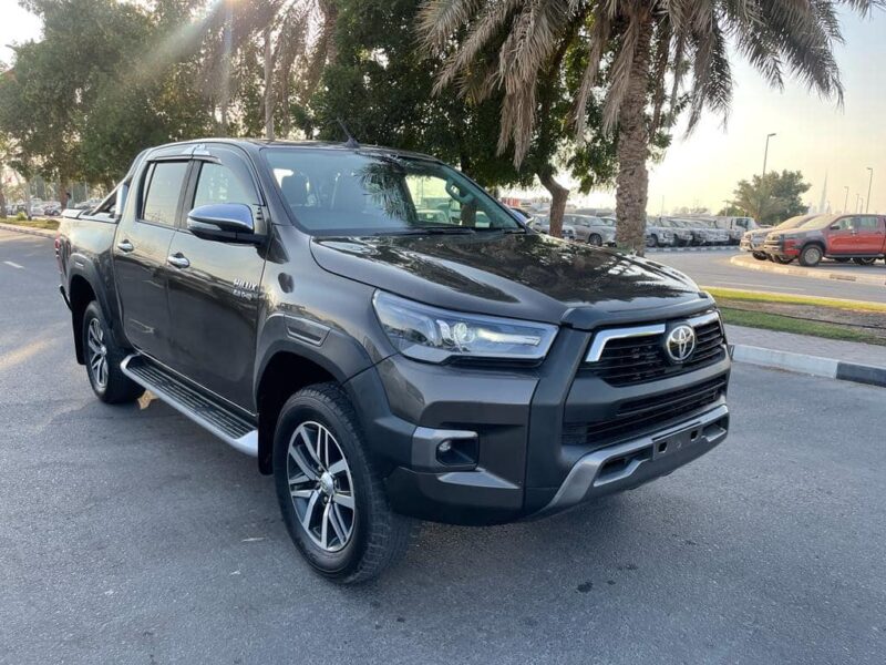2020 Toyota Hilux SR5 Dual Cab 2.8L 4-cylinder Turbo-Diesel Engine Grey Black Pickup