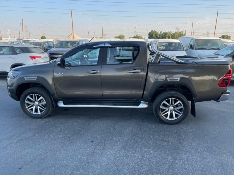 2020 Toyota Hilux SR5 Dual Cab 2.8L 4-cylinder Turbo-Diesel Engine Grey Black Pickup