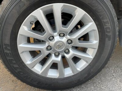 2015 Toyota Land Cruiser Prado 2.8-litre 4 Cylinder GD turbodiesel Engine Silver Black SUV