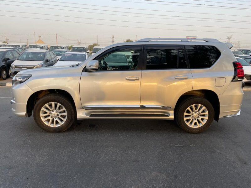 2015 Toyota Land Cruiser Prado 2.8-litre 4 Cylinder GD turbodiesel Engine Silver Black SUV