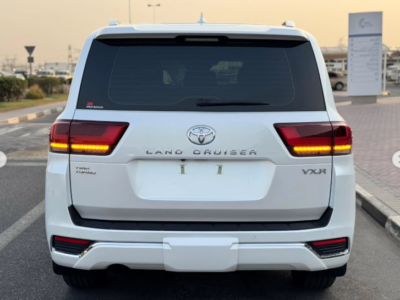 2023 Toyota Land Cruiser VXR 3.5 Litres Twin-Turbo V6 Petrol Engine White Red SUV