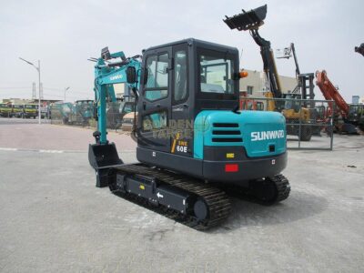 2025 SUNWARD SWE60E Mini Excavator 4 Cylinder Yanmar Diesel Engine Automatic