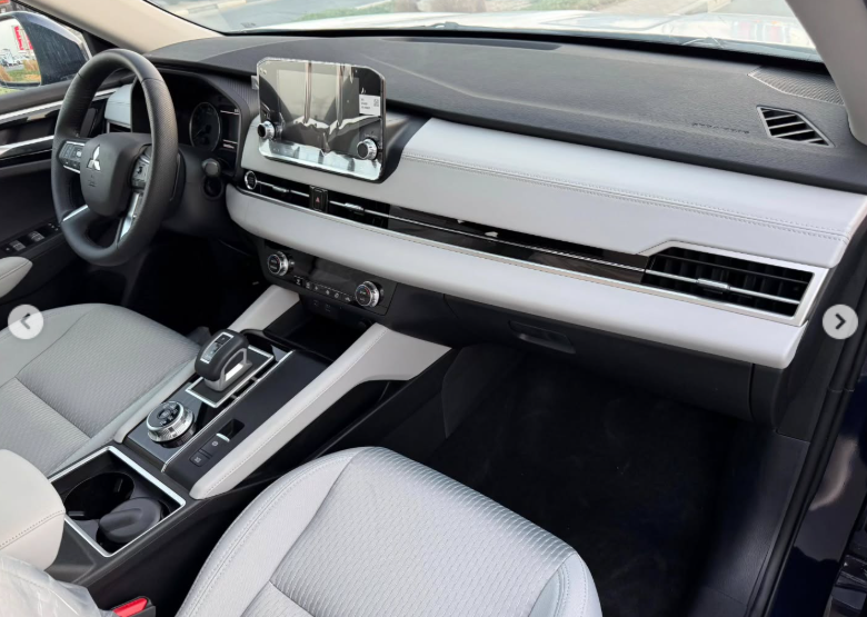 2025 Mitsubishi Outlander High Line 2.5 Litres 4 Cylinders Petrol Engine Black White SUV