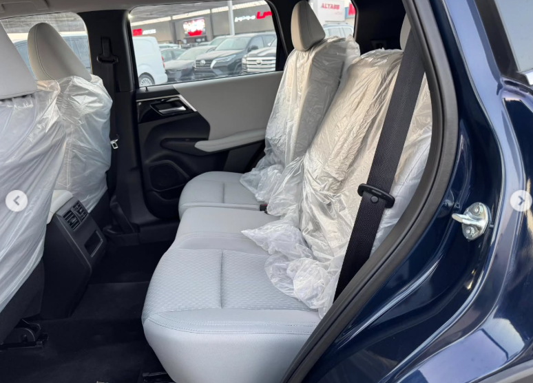 2025 Mitsubishi Outlander High Line 2.5 Litres 4 Cylinders Petrol Engine Black White SUV