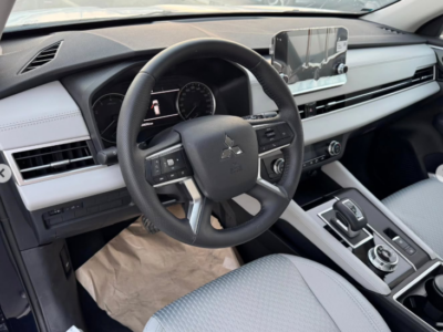 2025 Mitsubishi Outlander High Line 2.5 Litres 4 Cylinders Petrol Engine Black White SUV