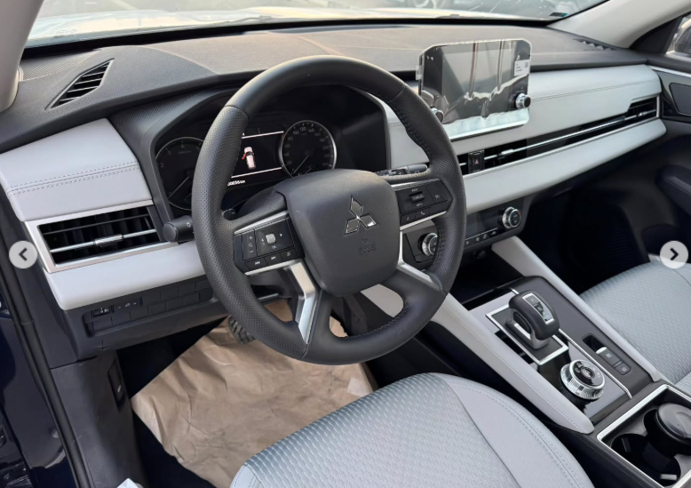 2025 Mitsubishi Outlander High Line 2.5 Litres 4 Cylinders Petrol Engine Black White SUV