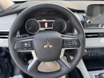 2025 Mitsubishi Outlander High Line 2.5 Litres 4 Cylinders Petrol Engine Black White SUV