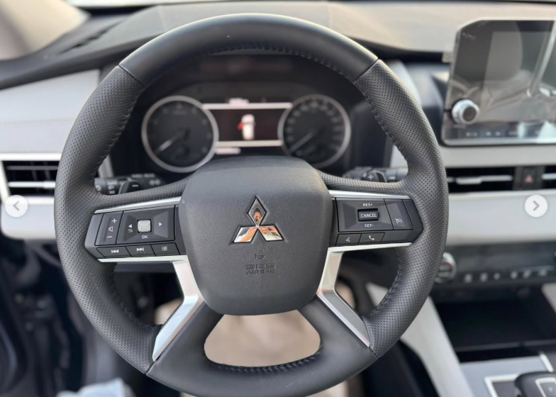 2025 Mitsubishi Outlander High Line 2.5 Litres 4 Cylinders Petrol Engine Black White SUV